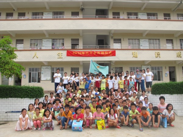 “迎曦”队员与学生们合影