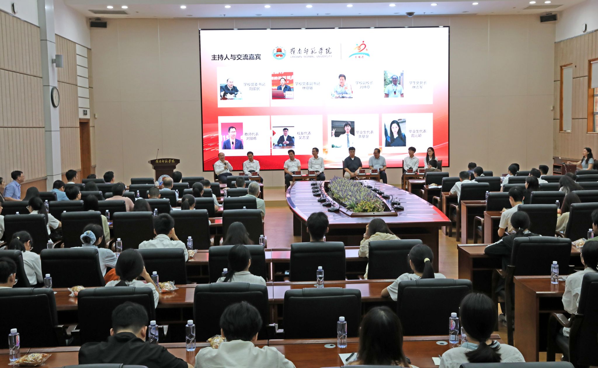 赵宇清摄)主图)校领导与学生面对面交流DX8A1381.JPG