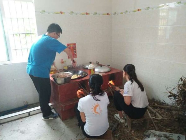 陈健锋同学在炒菜