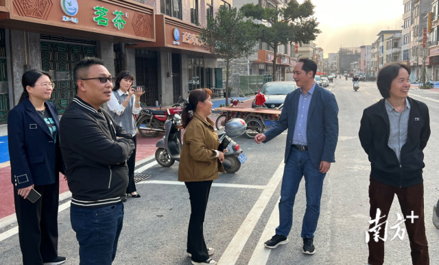 深入街道调研考察。 深入街道调研考察。