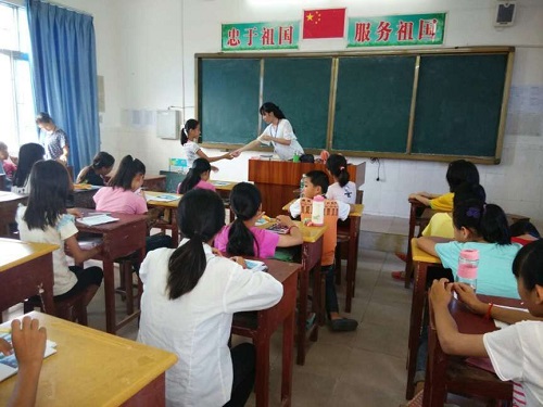 李亭颖老师送学生手绳