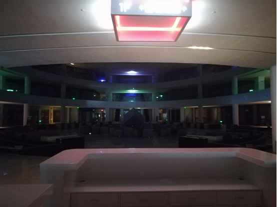 标题: 空荡荡的灯饰广场