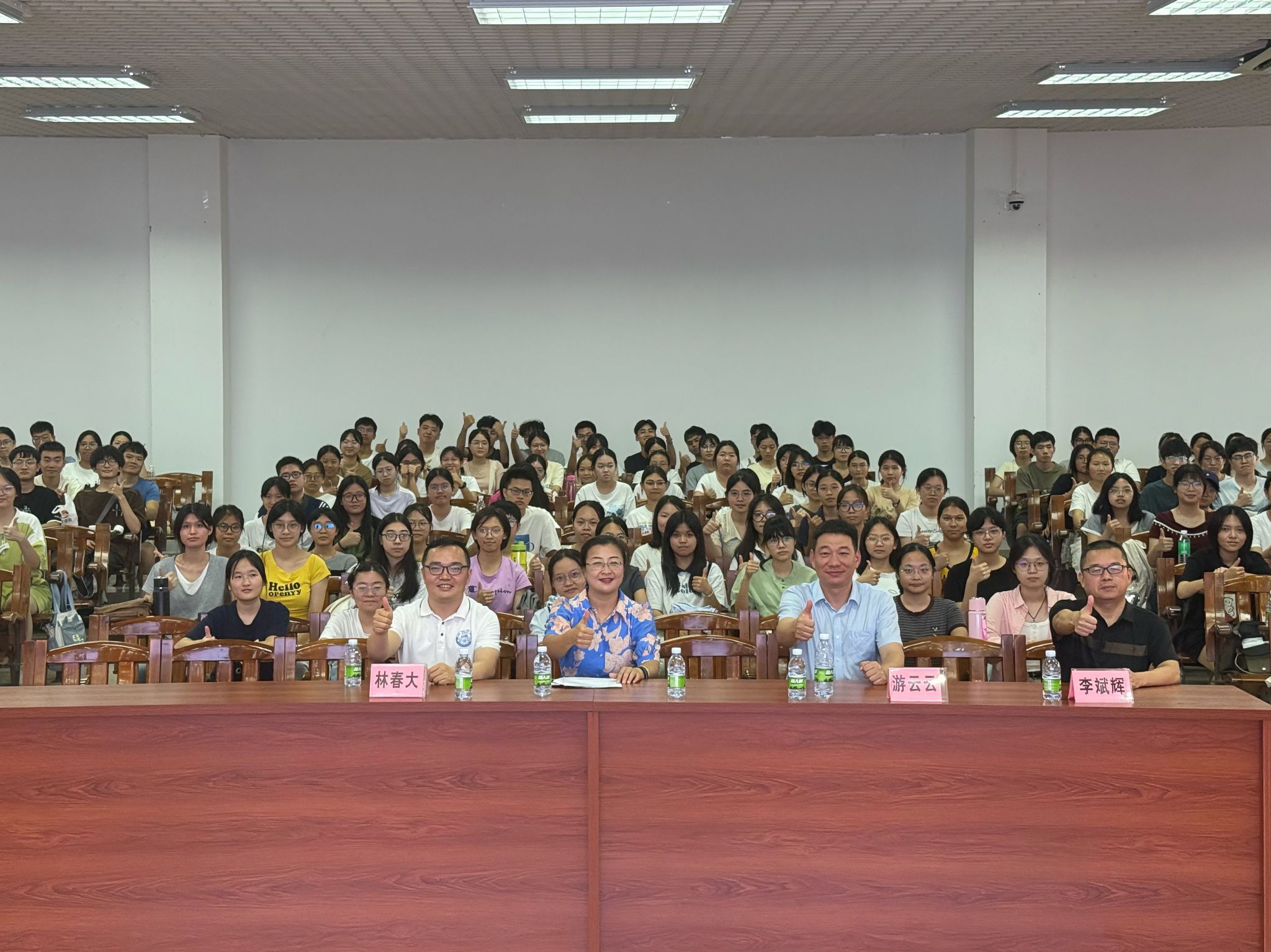 合影留念（方睿 摄）.jpg