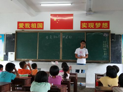 课堂上,老师向学生们讲述不同季节的差别