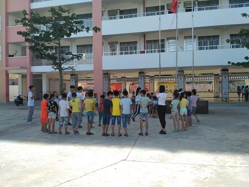 支教组在上课外活动，安保组的组员在一旁协助