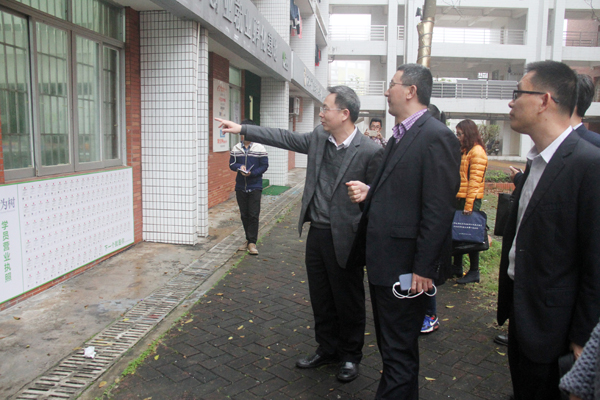 检查“青创空间”基地