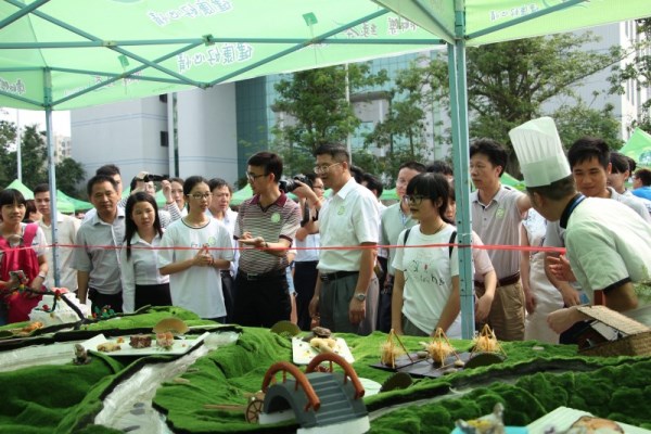 来宾观看创新作品