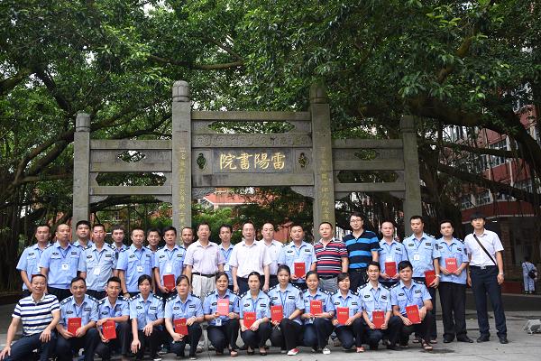 彭权群副书记及保卫处干部与优秀队员合影留念