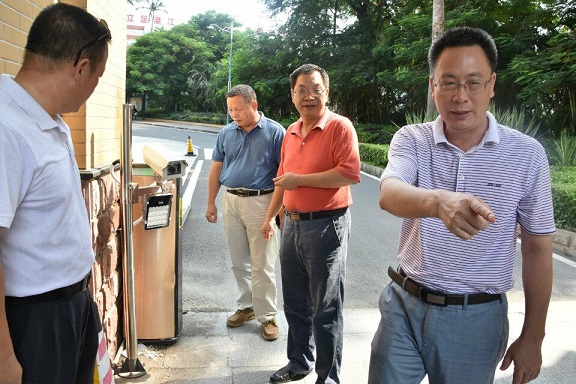 彭副书记一行检查校门口门禁系统
