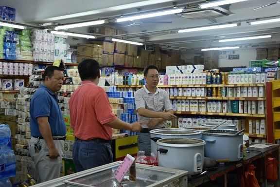 彭副书记一行检查超市用电安全