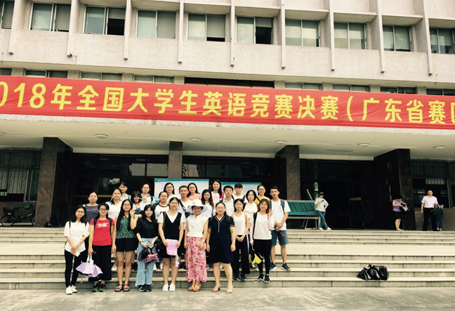 选手与指导老师合影