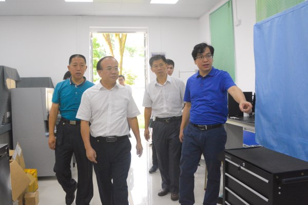 参观机电控制与主动化实验室