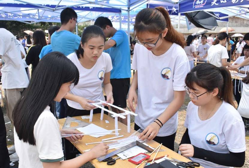 说明: 学生正在制作“纸桥承重”.jpg