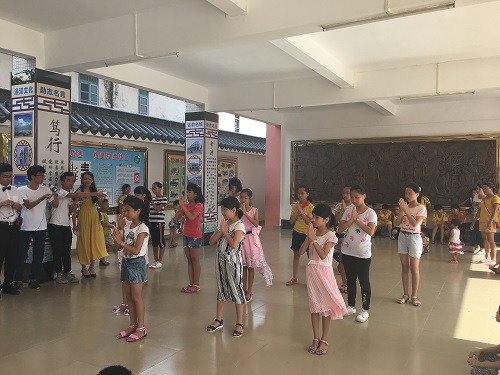 文艺汇演时,孩子们在进行舞蹈表演