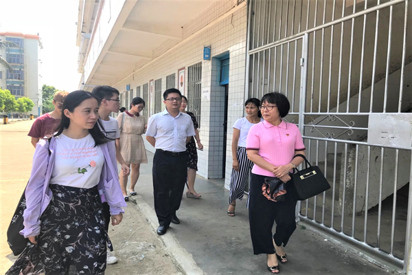外语院领导视察基地学校