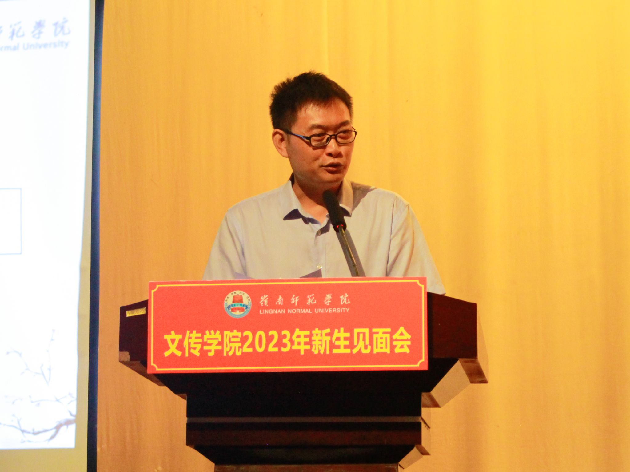 史习斌老师发言(吴茂靖 摄).jpg 史习斌老师发言(吴茂靖 摄).jpg