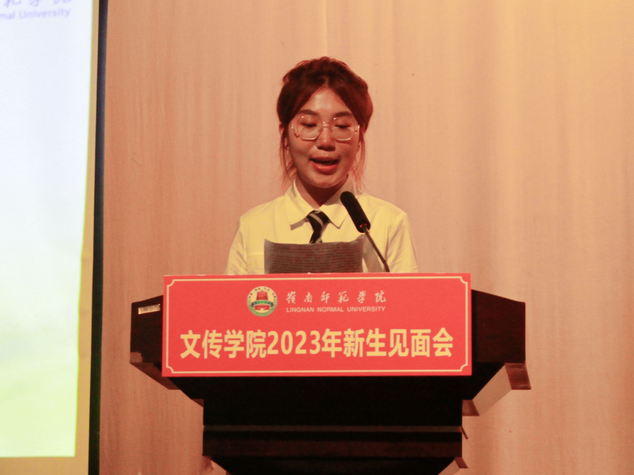 新生代表发言(吴茂靖 摄).jpg 新生代表发言(吴茂靖 摄).jpg