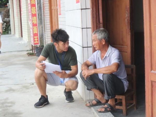 遇到不识字的村民,队员用语言交流的方式协助村民完成问卷