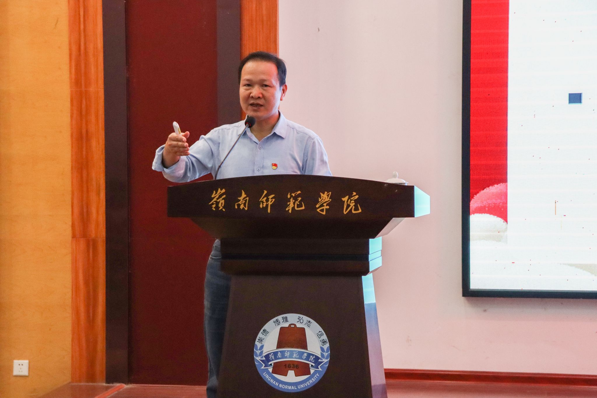 刘鑫淼教授作主题培训3(易柏宇摄).JPG 刘鑫淼教授作主题培训3(易柏宇摄).JPG