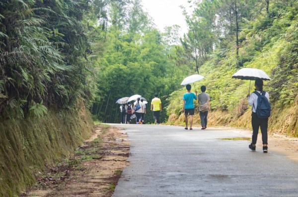 步行在去长坡村的路上