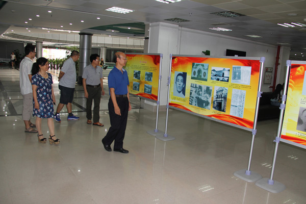 吴进书记带领图书馆党总支委员观看图片展