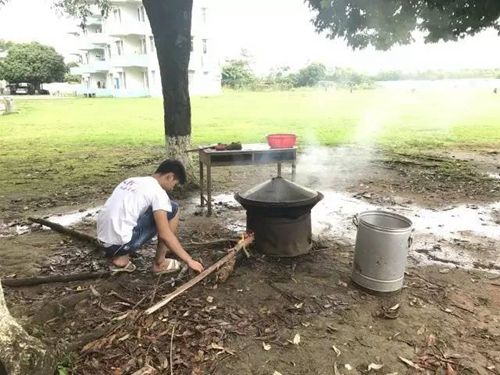 后勤组的组员正在烧柴煮饭
