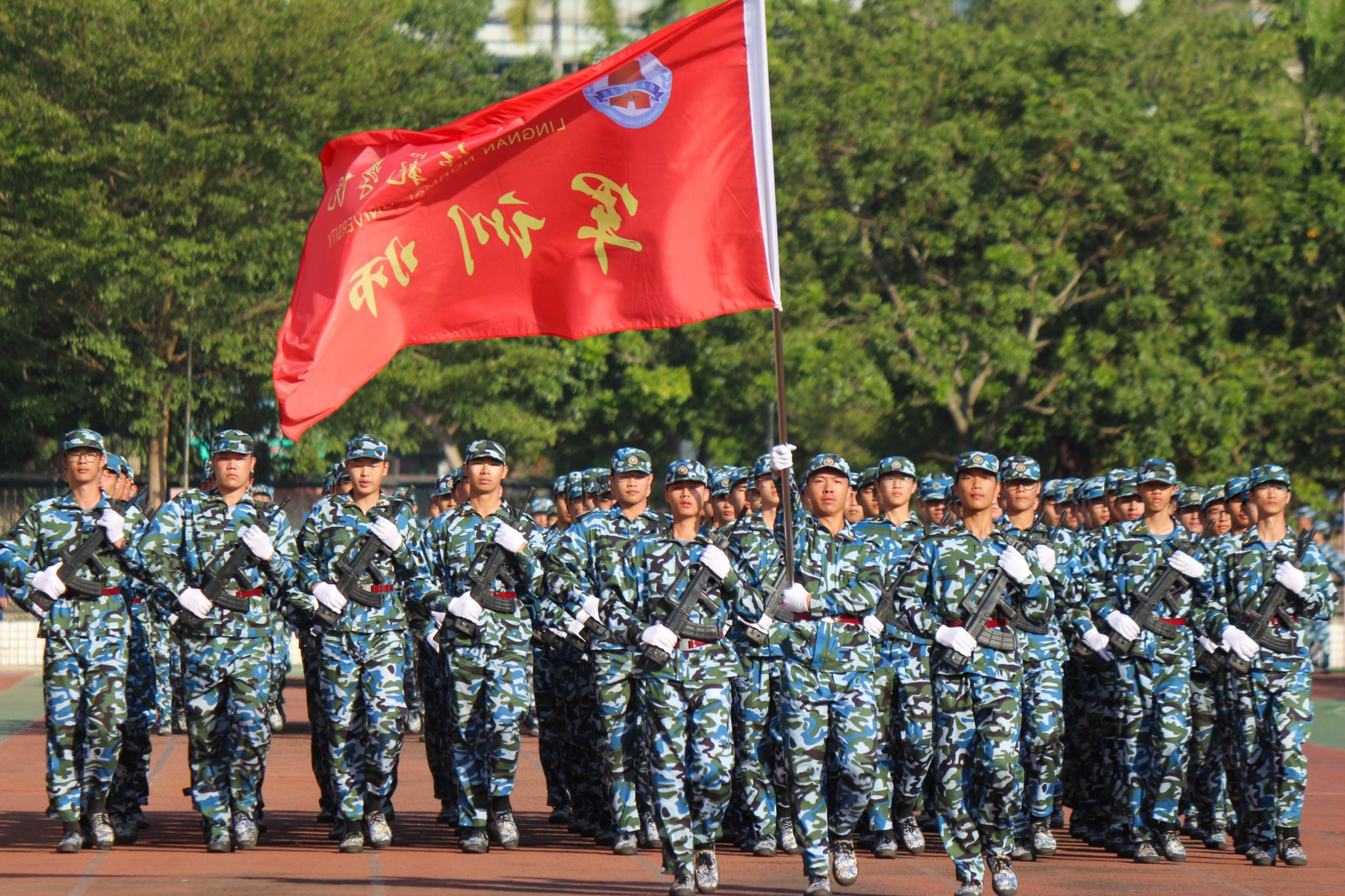 苏业成摄 (3)持枪方队特写.jpg