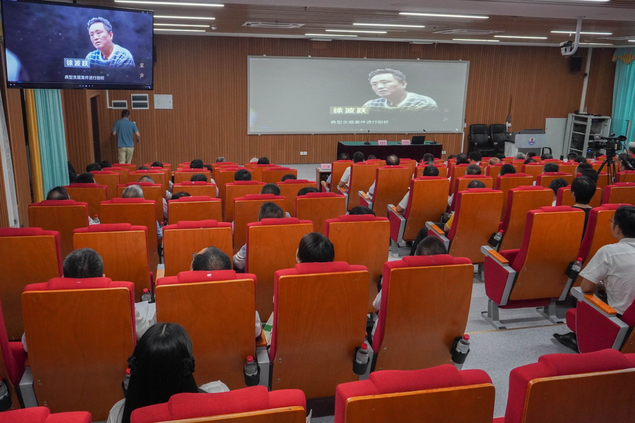 黄杰志摄 (16)观看反腐短片.jpg