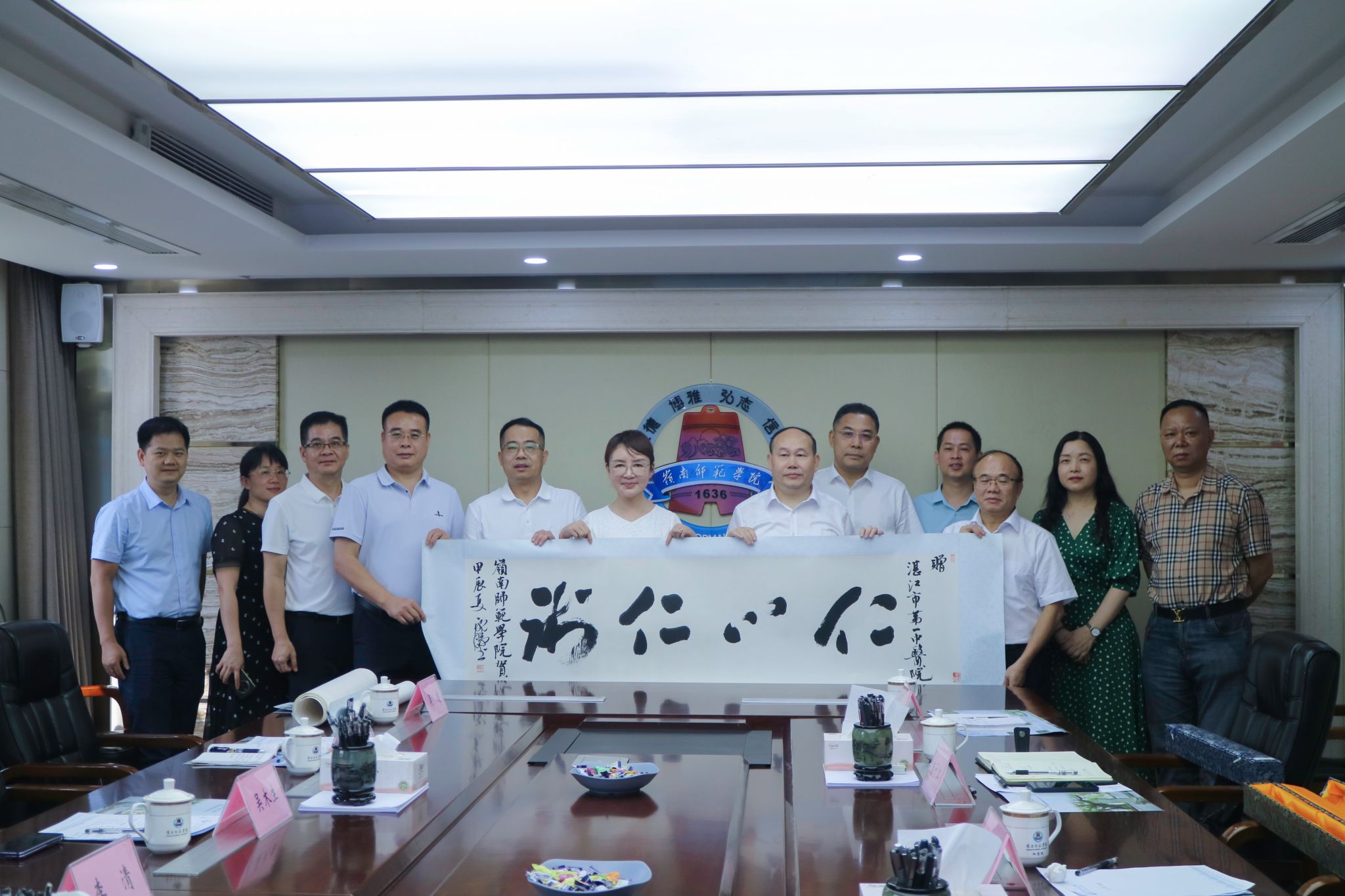 黄琳莹摄-19赠送礼品仪式合影 (5).jpg 黄琳莹摄-19赠送礼品仪式合影 (5).jpg