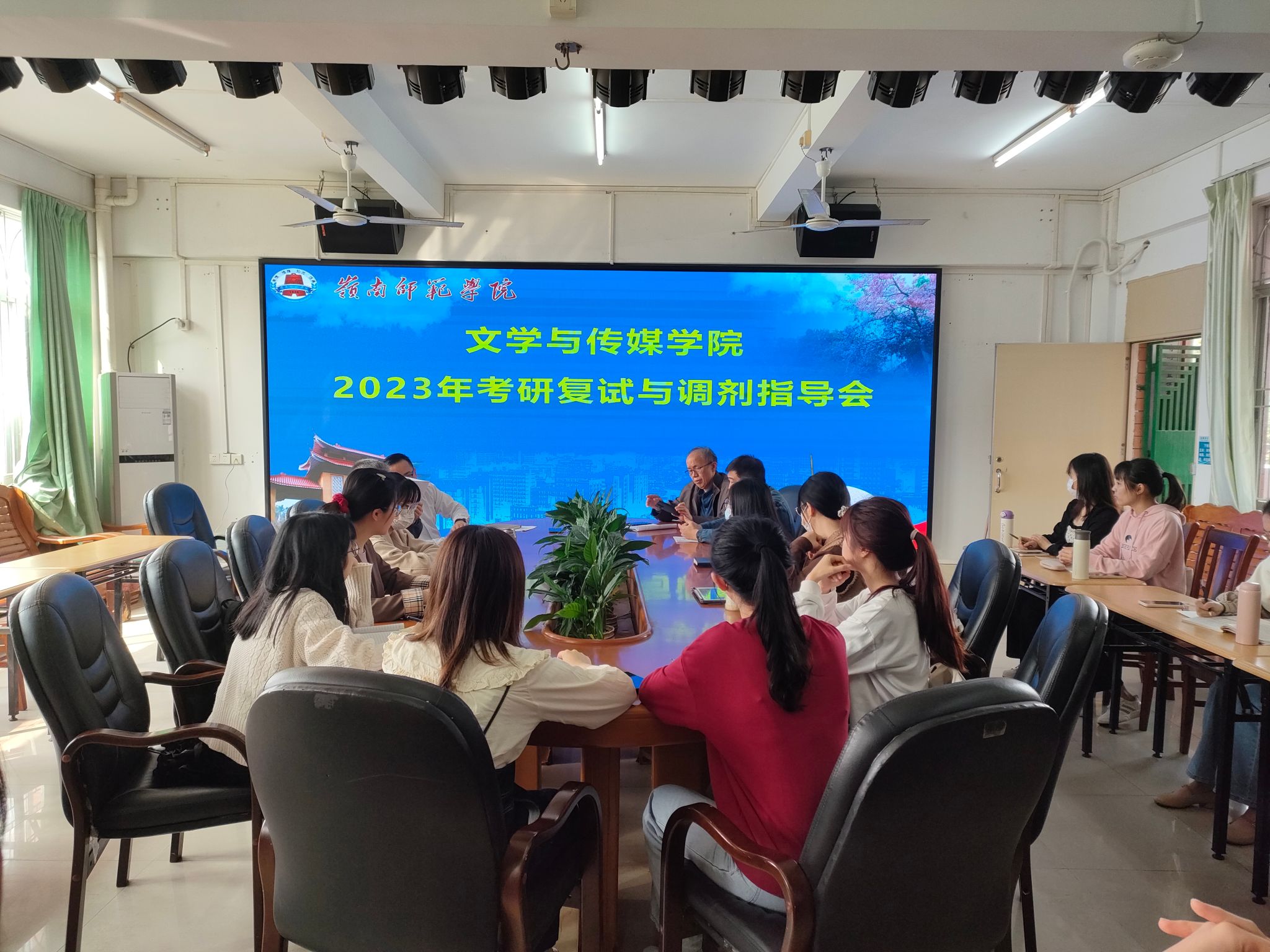 考研复试与调剂座谈会现场.jpg 考研复试与调剂座谈会现场.jpg