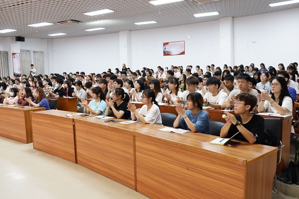 同学们认真培训（叶伟玮 摄）