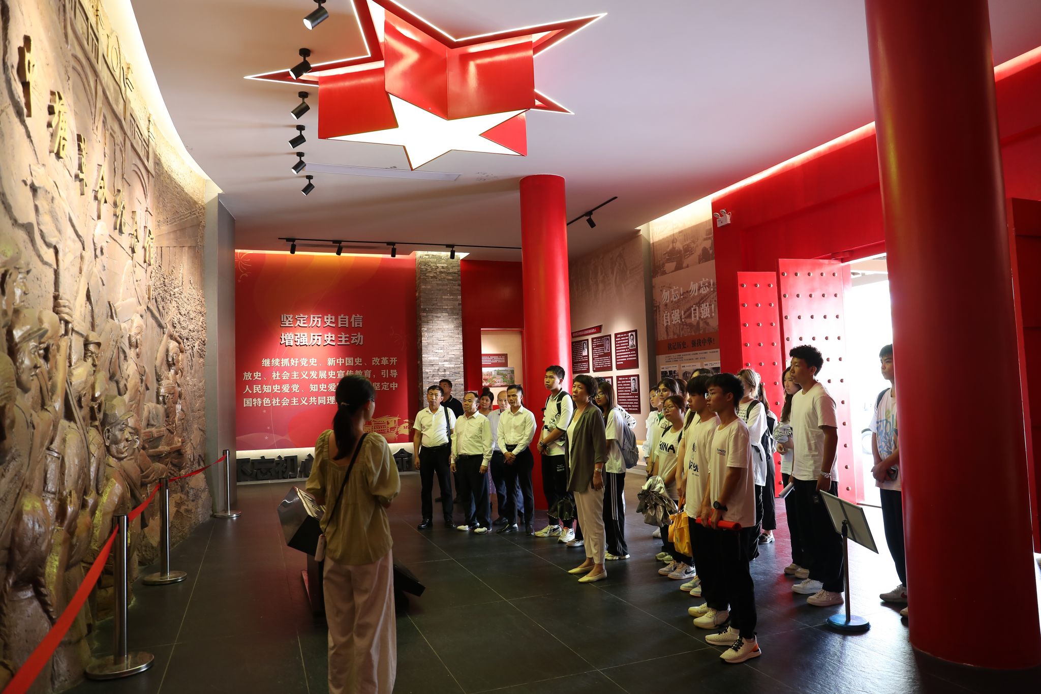 1 兰艳泽一行在“湛江市爱国主义教育基地——中塘革命纪念馆”参观学习.JPG