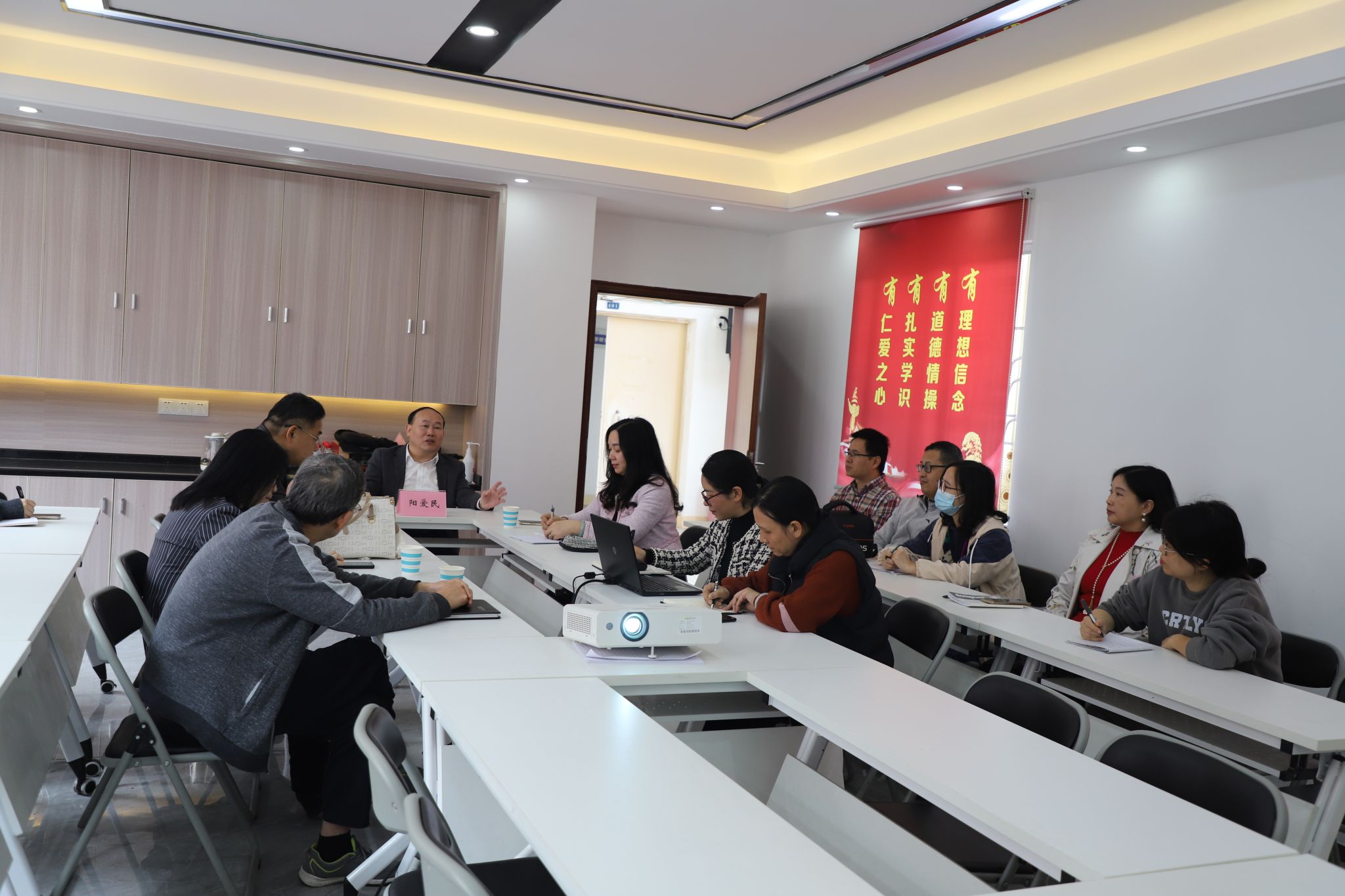 4 阳爱民校长在紫荆楼402室检视“提供档案线上服务,方便师生、校友档案利用”项目运营情况.JPG 4 阳爱民校长在紫荆楼402室检视“提供档案线上服务,方便师生、校友档案利用”项目运营情况.JPG