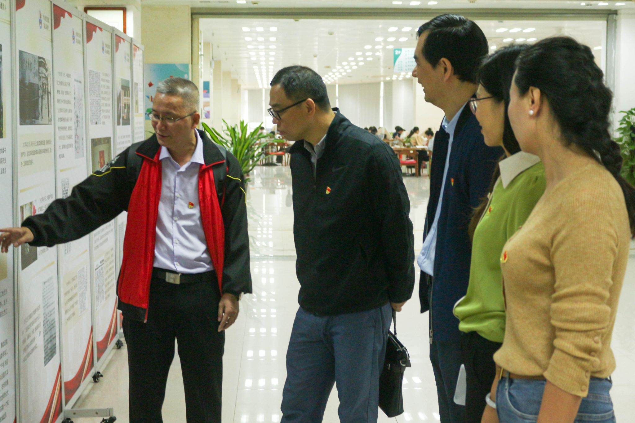 苏业成摄 (13)领导看展.jpg