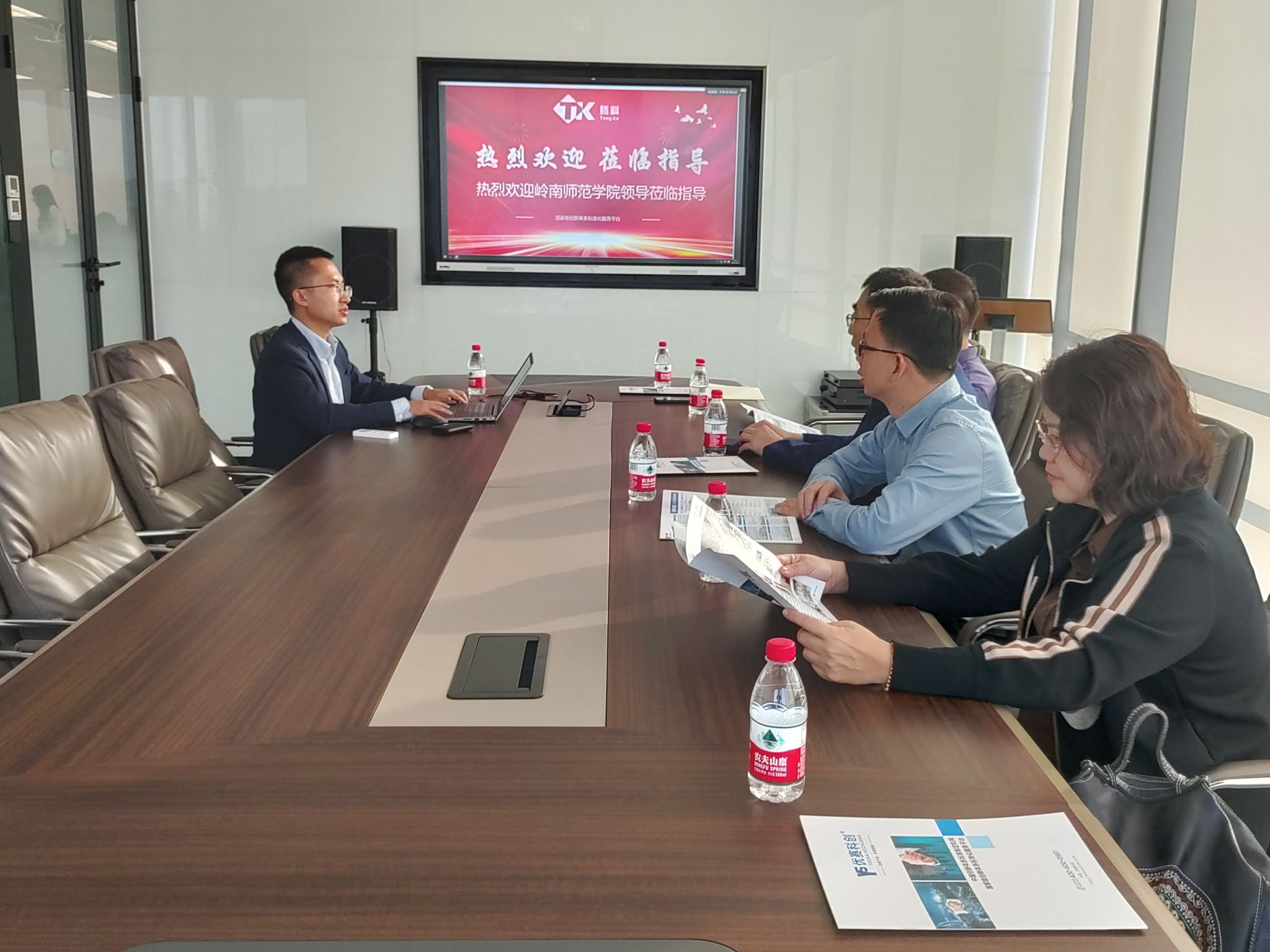 座谈会现场.jpg