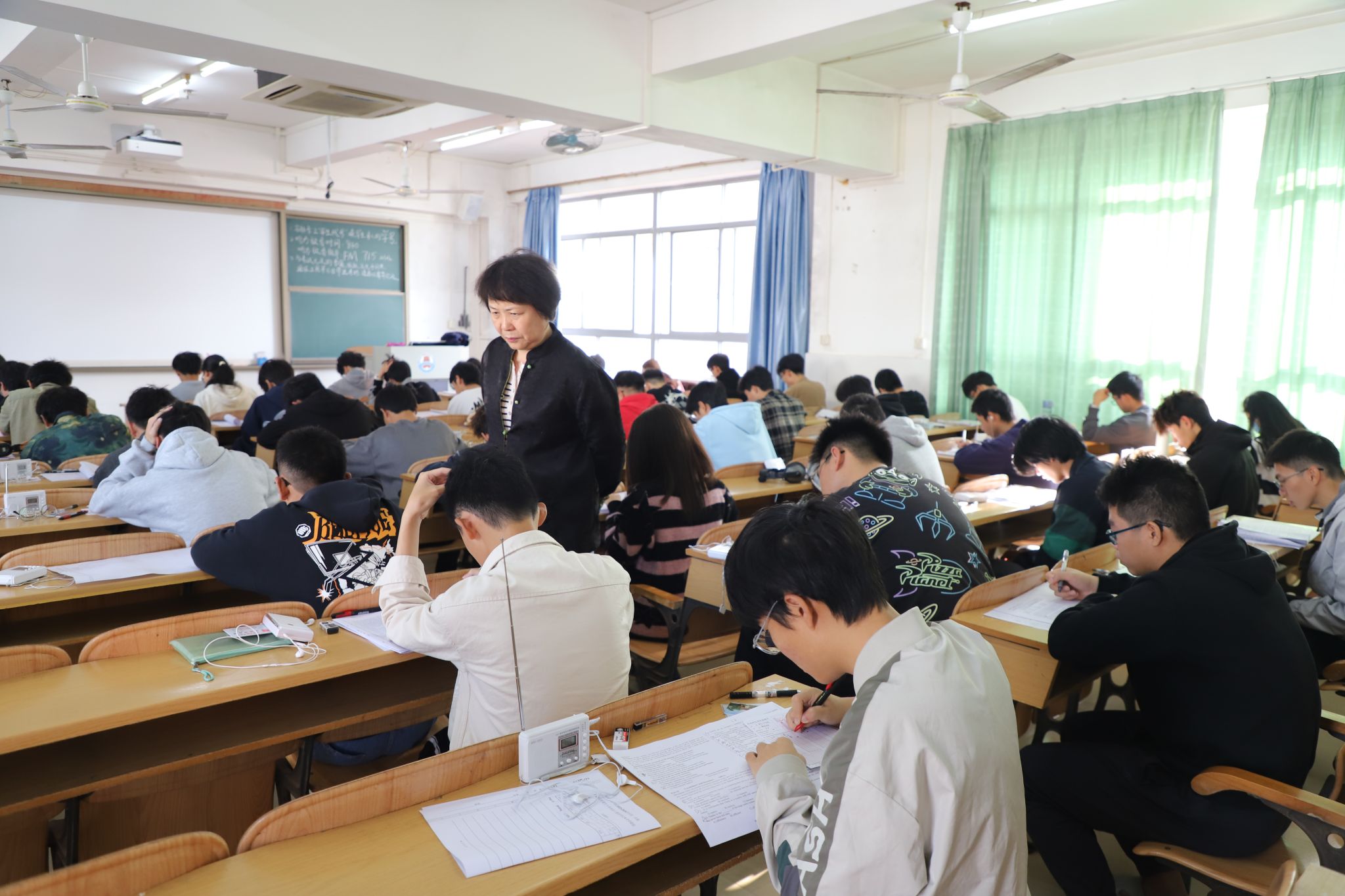 1 党委书记兰艳泽在第四教学楼《大学英语》考试考场巡考.JPG