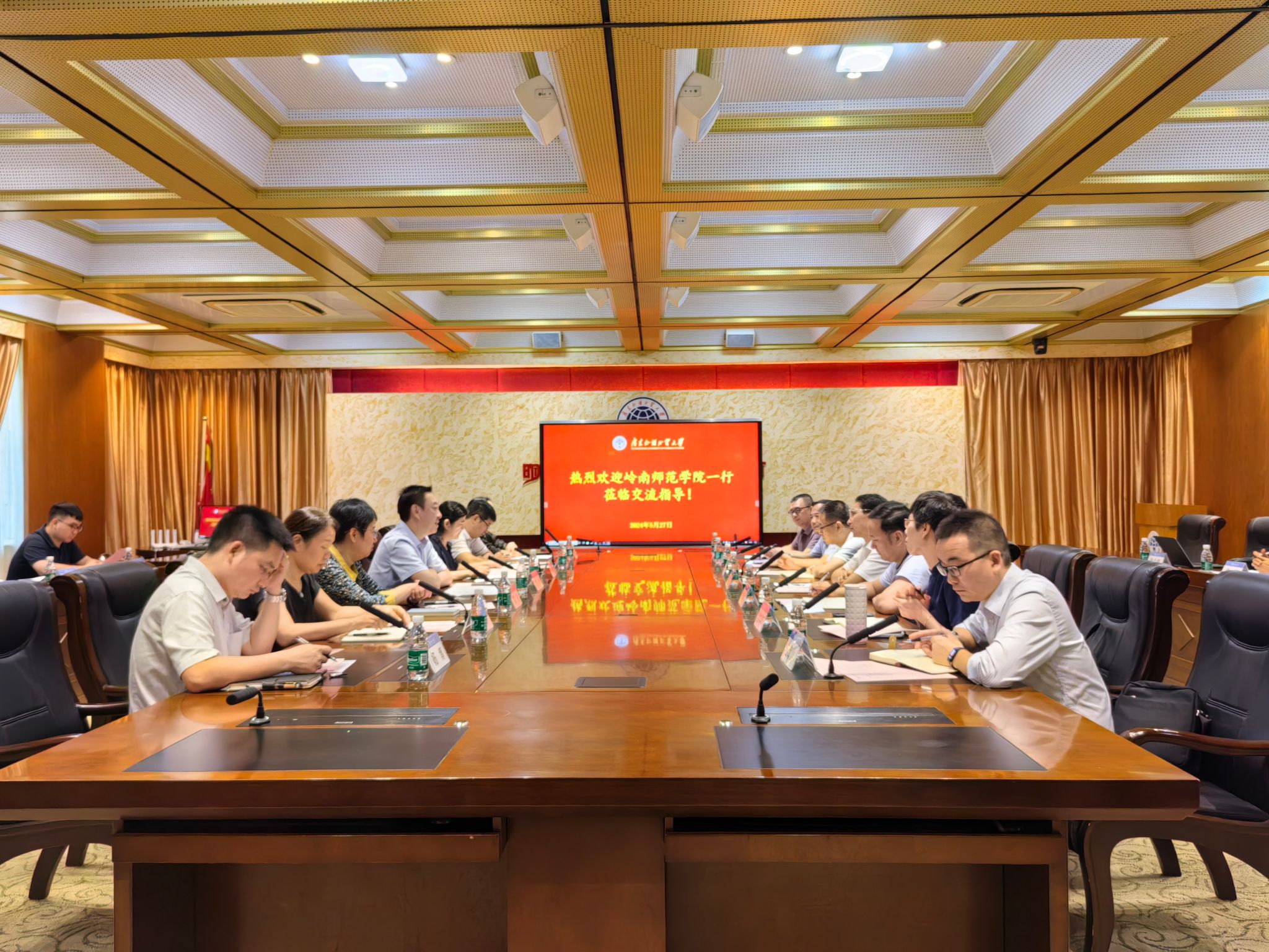 1 会议现场.jpg 1 会议现场.jpg