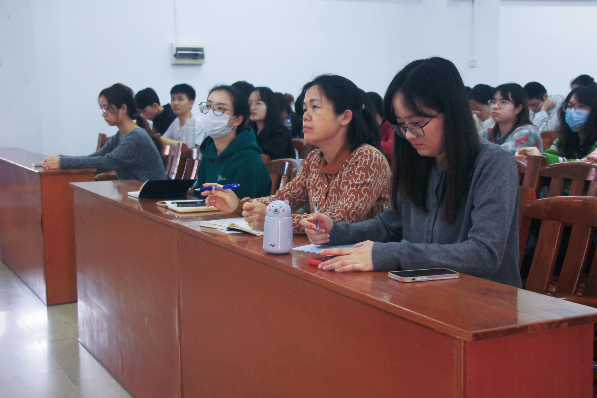 出席会议的老师(陈杏诗 摄).jpg 出席会议的老师(陈杏诗 摄).jpg