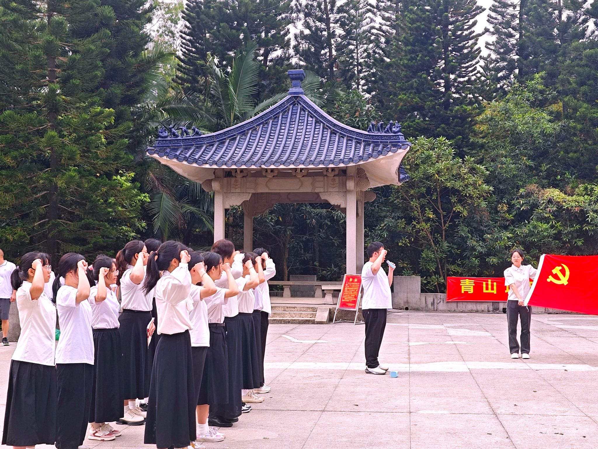 党员重温入党誓词.jpg 党员重温入党誓词.jpg