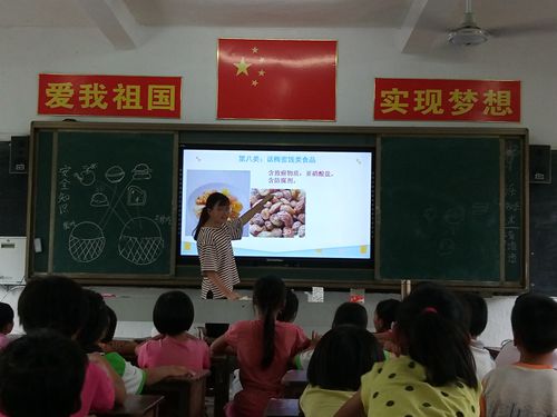 小老师在向学生讲述十大垃圾食品