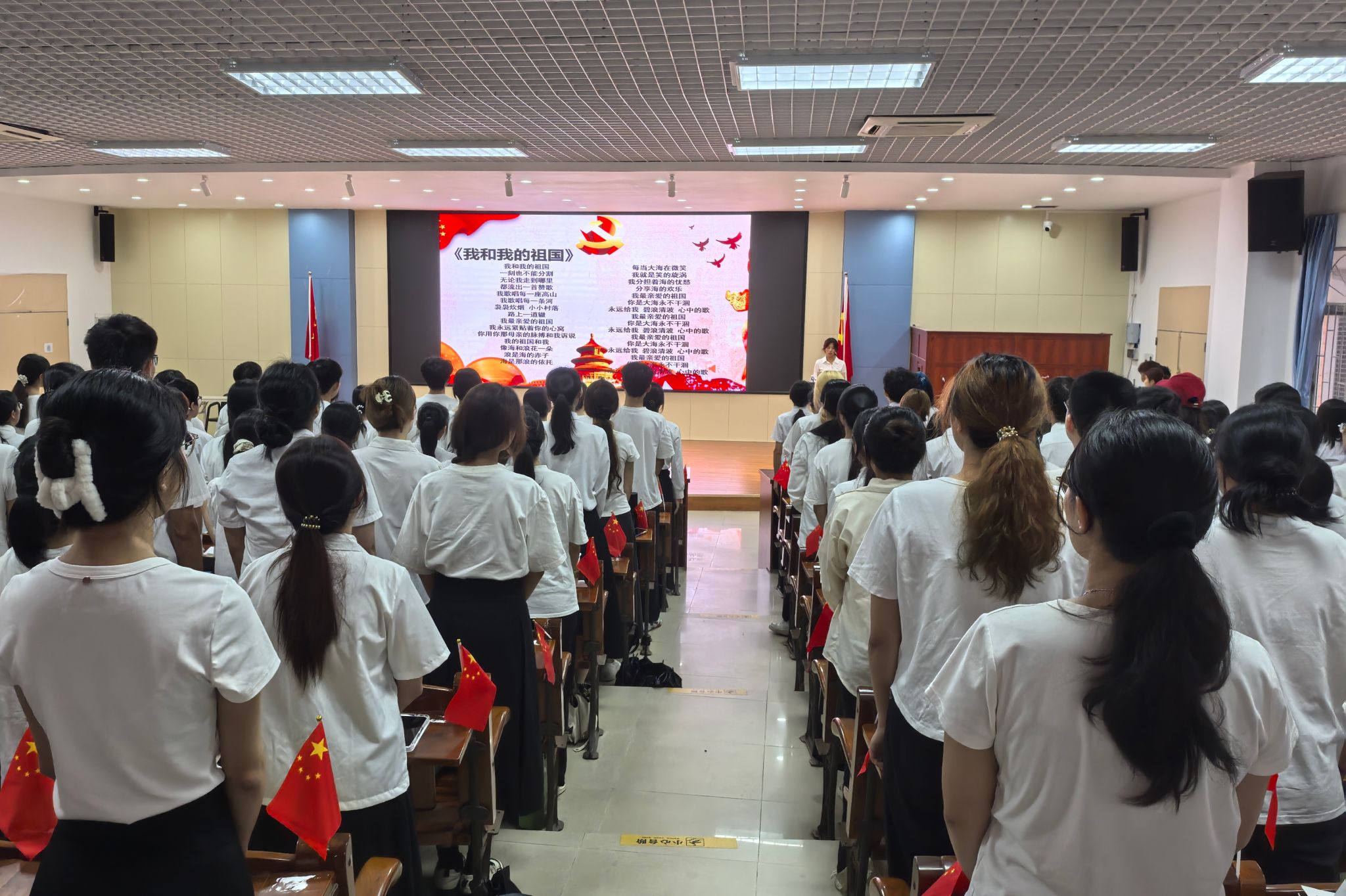 同学们齐唱红歌(5).jpg 同学们齐唱红歌(5).jpg
