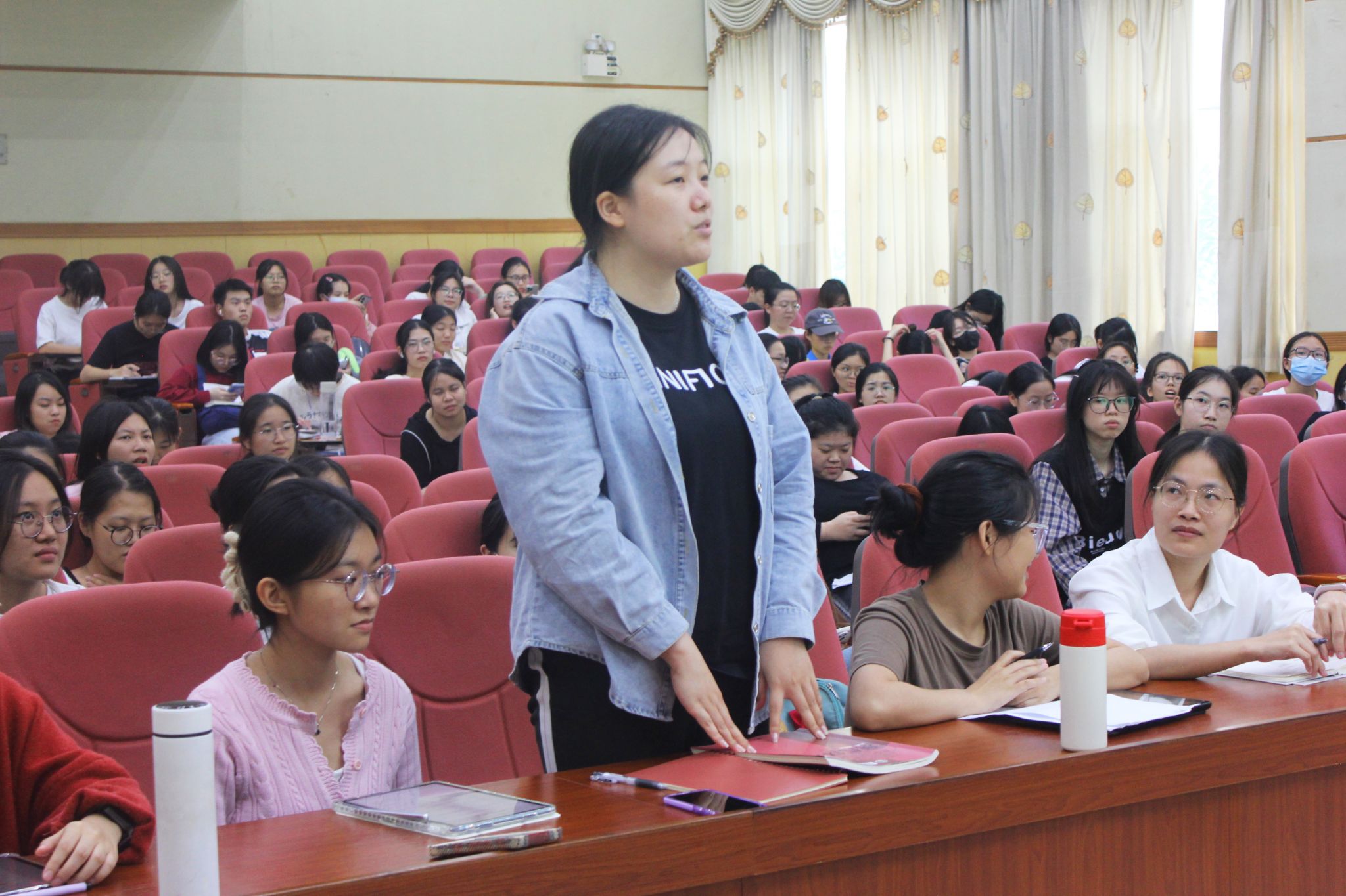 同学提问(李芯蕊 摄).jpg