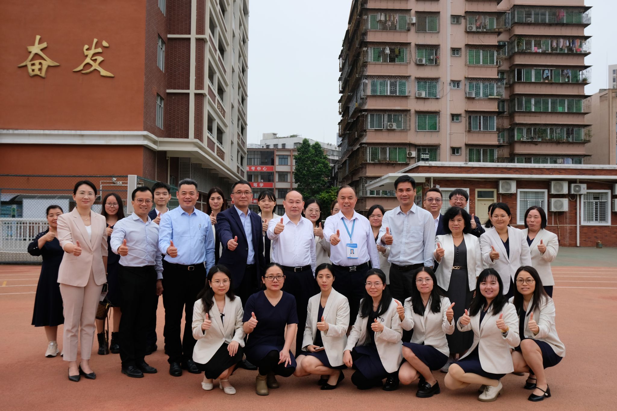 与滨海学校校友代表合影.JPG