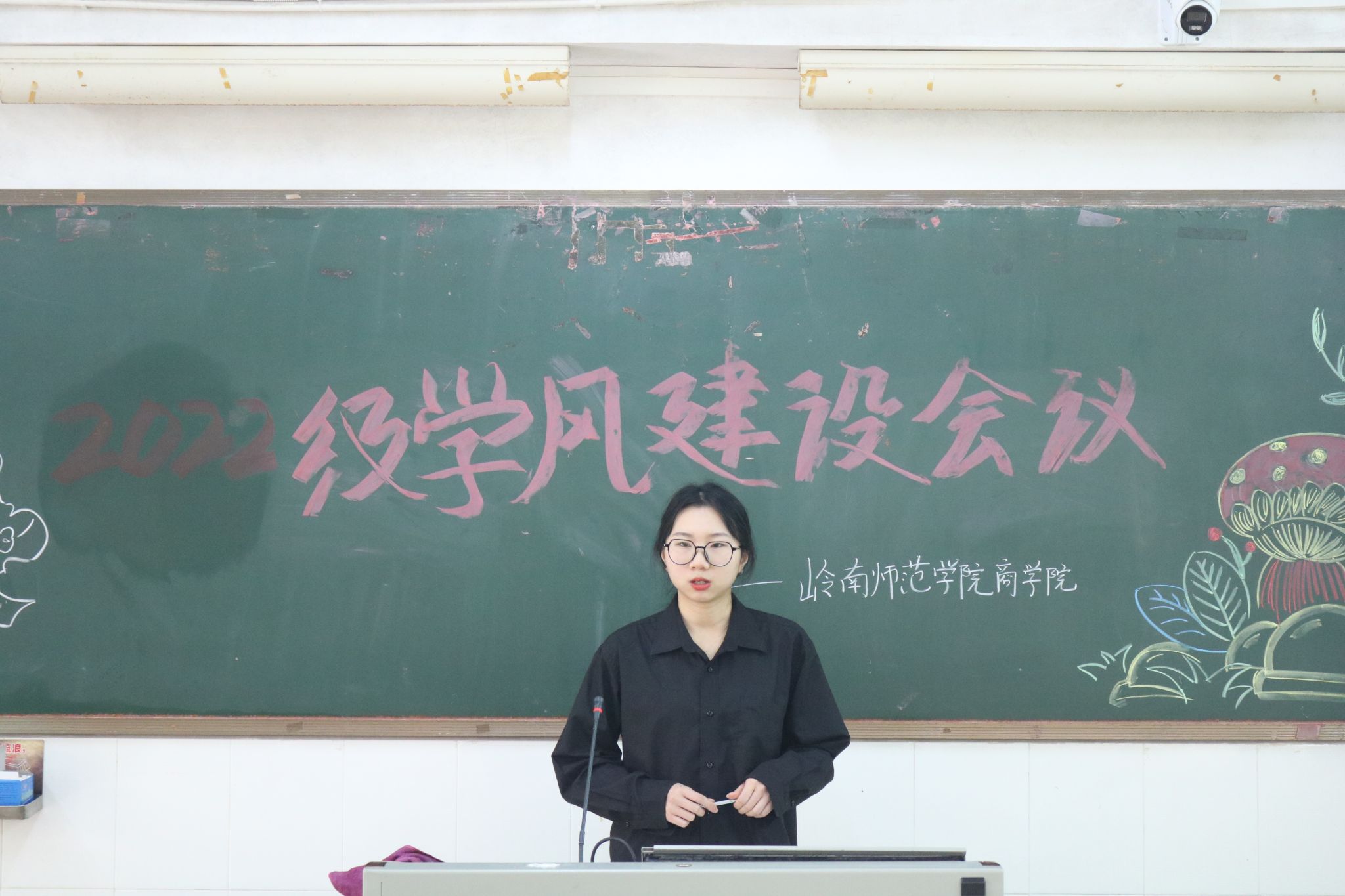 22级辅导员.JPG 22级辅导员.JPG