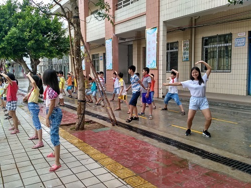 外语院“曦阳”实践队队员正在上武术课