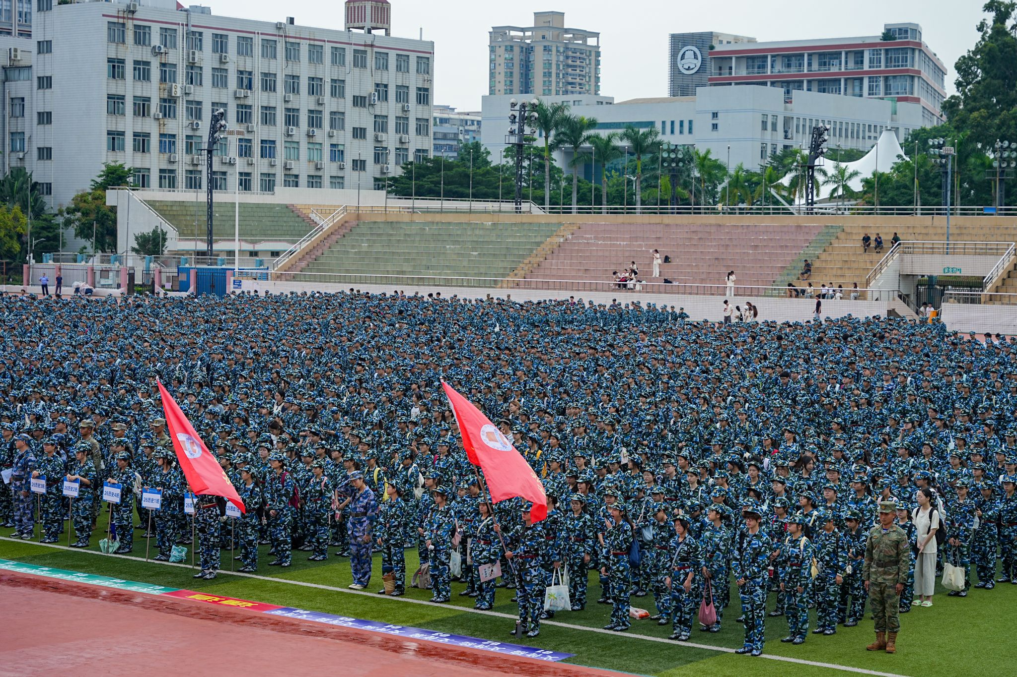 骆钰淇摄  军训动员大会正面全景.JPG