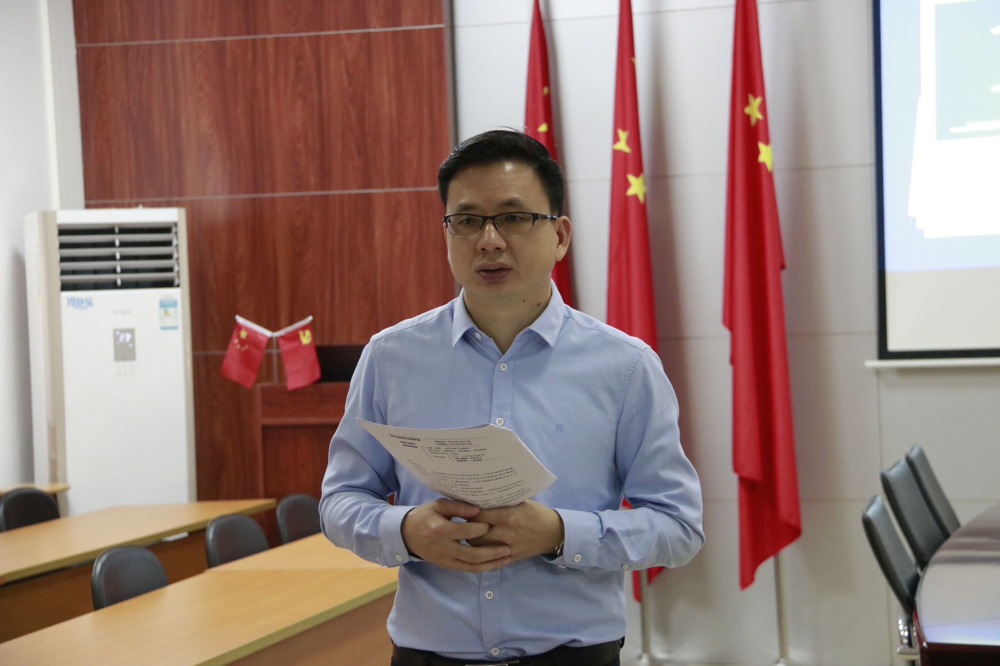 谢明亮老师正在发言1.JPG 谢明亮老师正在发言1.JPG