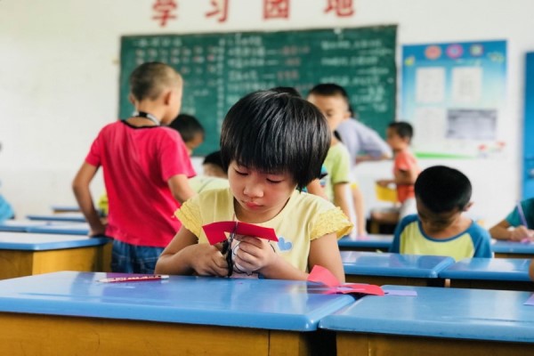 学生正在剪纸