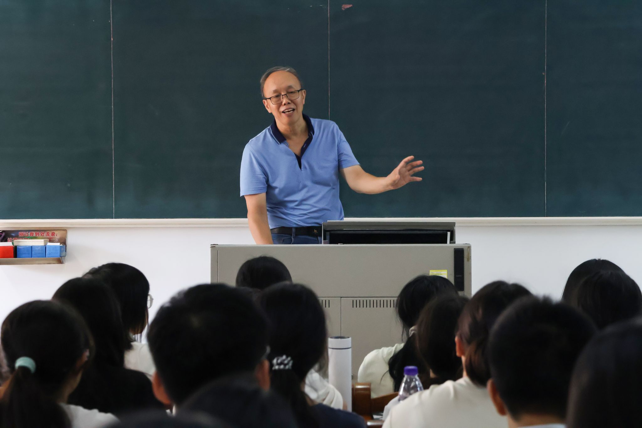 阎开振院长授课(梁楚棋 摄).JPG 阎开振院长授课(梁楚棋 摄).JPG