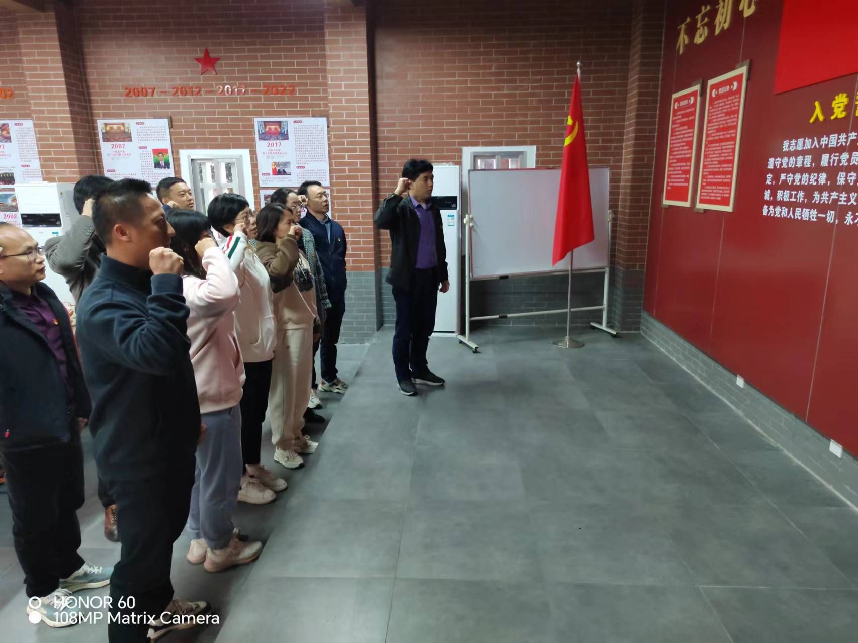 全体党员重温入党誓词.jpg 全体党员重温入党誓词.jpg